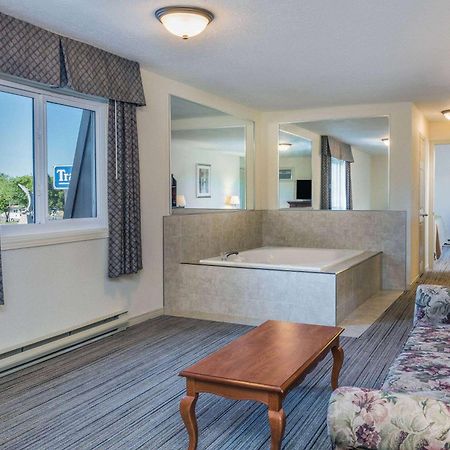 Travelodge By Wyndham Gananoque Esterno foto