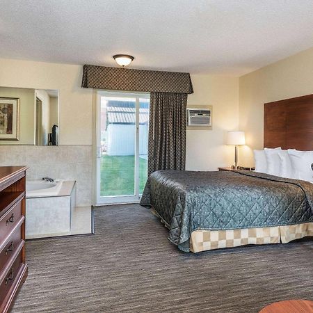 Travelodge By Wyndham Gananoque Esterno foto